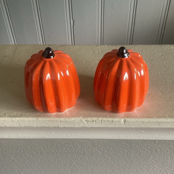 NWT- Set of 2- Vibrant Orange Pearl Glazed Porcelain Pumpkin Decorations - Picture 5 of 17